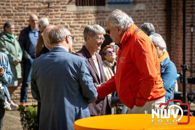 Volle terrassen, bruisende kleedjesmarkt en sportieve Wallenloop: Elburg leeft tijdens koningsdag! - &copy; NWVFoto.nl